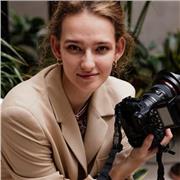 Insegnante di fotografia, con oltre 7 anni di esperienza con clienti privati e in campagne di moda per Khrisjoy, OffWhite, Santoni